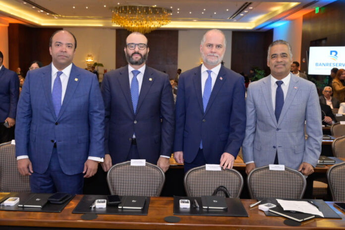 En la foto el Adminstrador del Banco de Reservas, Samue Pereyra, Francisco Elías, Alejandro Fernández y Joel Santos.