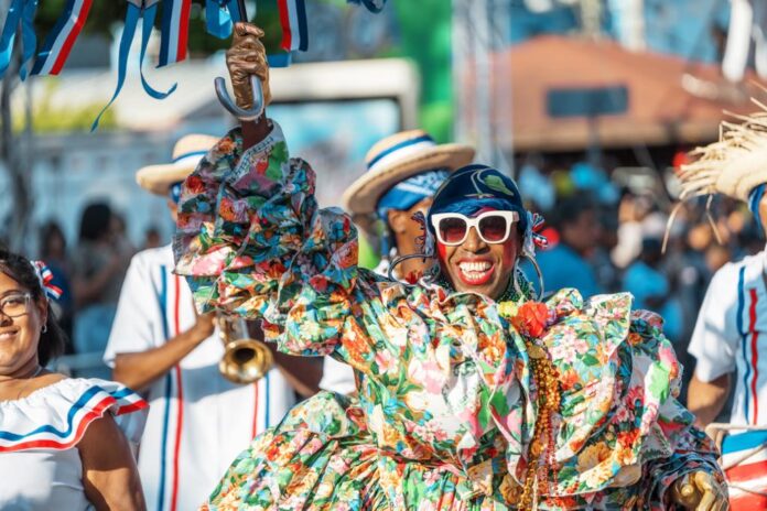 La alegría de los personajes del Carnaval de Santo Domingo, Distrito Nacional, contagiaba a los cientos de capitaleños en el Malecón.