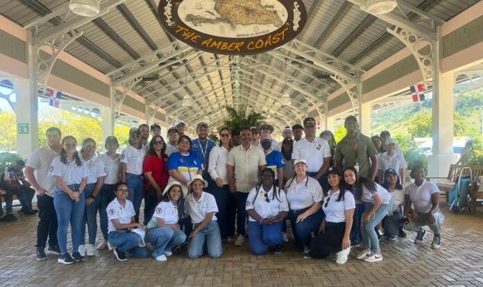 Estudiantes y profesores que visitaron los puertos de cruceros Amber Cove y Taíno Bay en Puerto Plata.