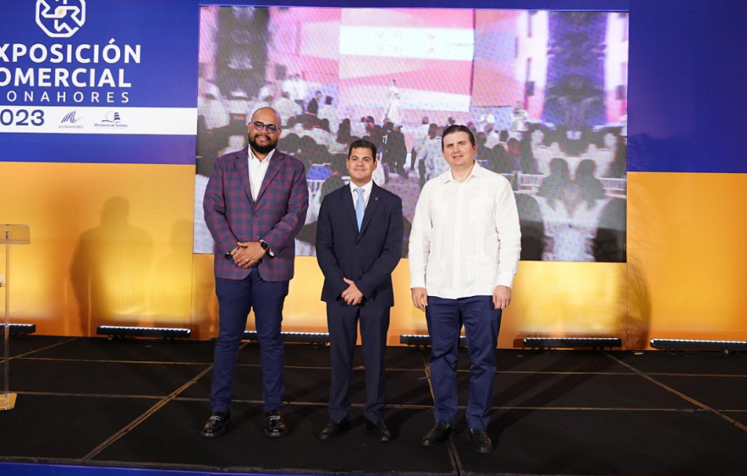 Adrián Jimenez, de BlueMall Punta Cana, David Llibre, presidente de Asonahores y Andrés Marranzini Grullón, director ejecutivo del gremio hotelero.