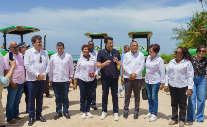 El ministro de turismo, David Collado, el presidente de Asonahores, David Llibre, el director de Politur, el alcalde del municipio, entre otros en la entrega de los equipos para limpiar la playa de Boca Chica.