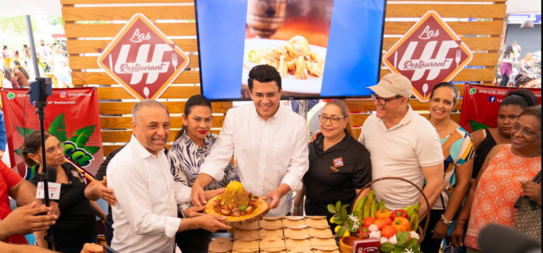 El ministro de Turismo, David Collado, muestra uno de los gigantes mofongo únicos en la ciudad de Moca.