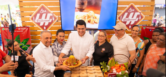 David Collado en Moca mofongo El ministro de Turismo, David Collado, muestra uno de los gigantes mofongo únicos en la ciudad de Moca.