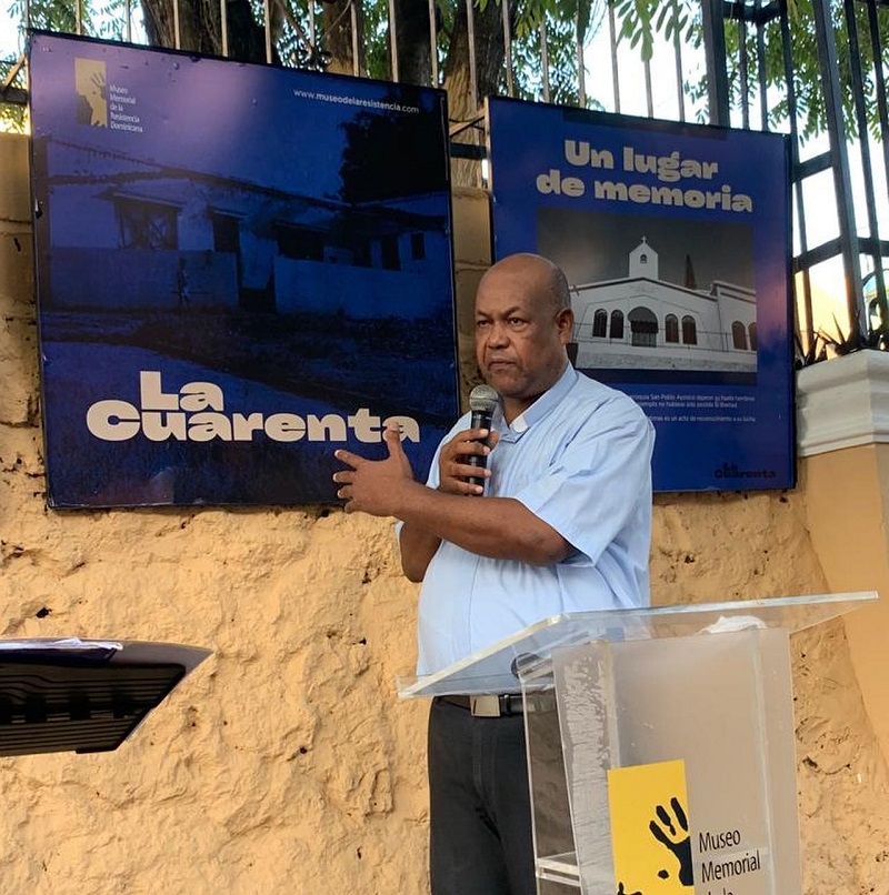El padre José Luis Hernández en la apertura de la Exposición La 40 en Cristo Rey