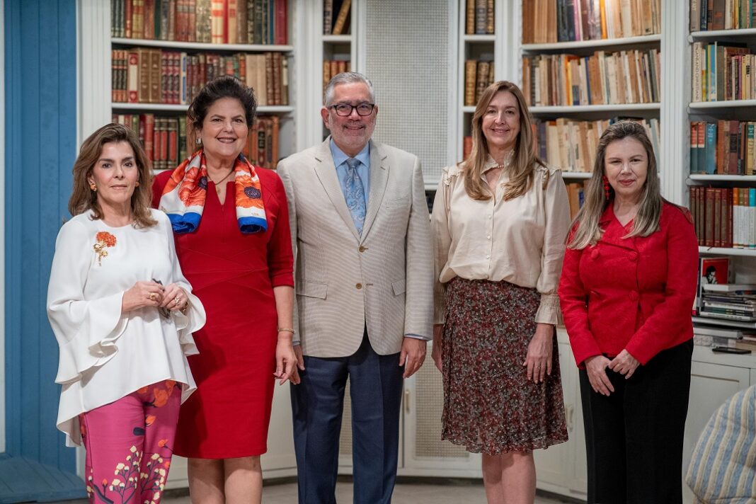 Maritza Bonetti de Zeller, Sonia Villanueva de Brouwer, Enrique Valdez, Marisol Rodríguez Copello y Margarita Miranda de Mitrov.