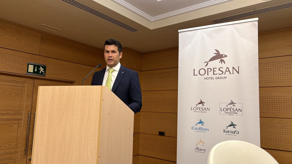 Francisco López  de Lopesan durante su participación en el Gran Debate Hotelero en Meloneras, Gran Canaria.