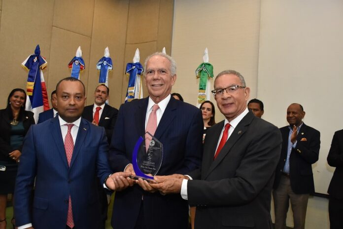 Marocs J. Troncoso con Luis Olivo, Presidente del ICPARD y Wilson s. Gómez Ramírez, Presidente del Instituto Duartiano