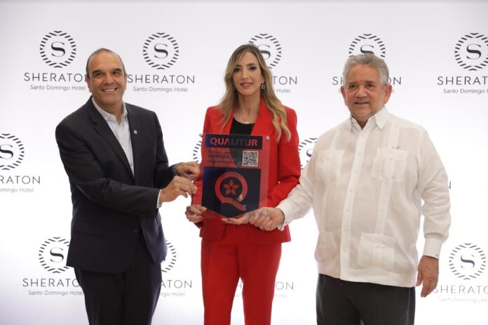 Momento de la entrega del Distintivo de Calidad Turística Qualitur al Hotel Sheraton Santo Domingo.