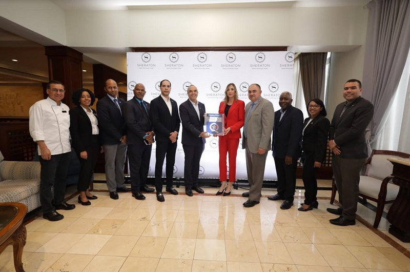 Momento de la entrega del Distintivo de Calidad Turística Qualitur al Hotel Sheraton Santo Domingo.