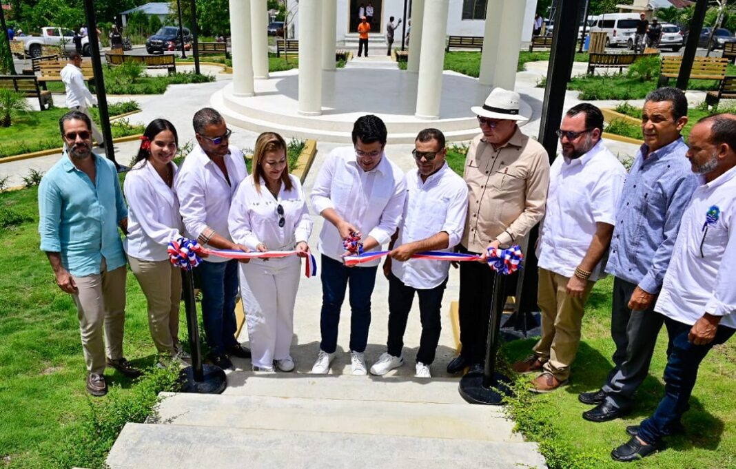Momento del corte de la cinta por parte del Ministro de Turismo para dejar inaugurado Parque Central en el Pinar de San José de Ocoa.
