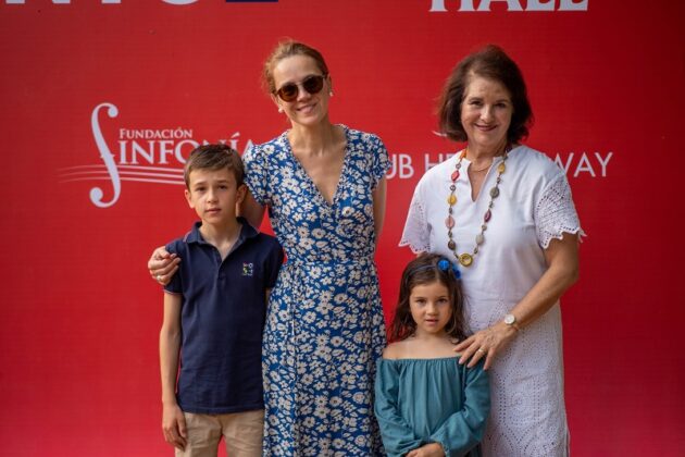 Alex y Mariana Feri junto a Alina Feris y Pilar Ferrus