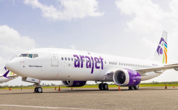 Avión de Arajet estacionado en la pista