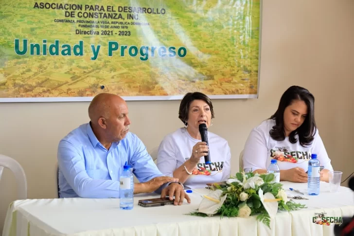 Directivos de la Asociación para el Desarrollo de Constanza mientras daban detalles del Festival de la Cosecha 2023.