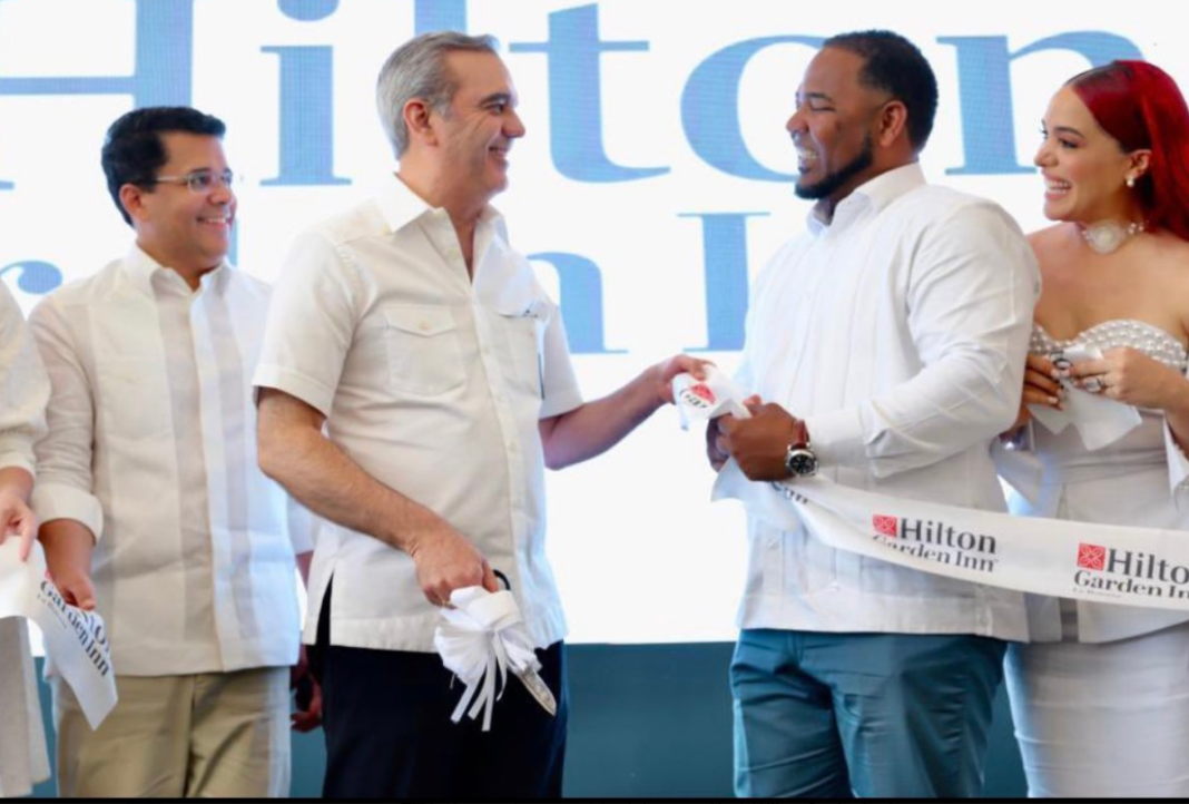 El pelotero Edwuin Encarnación y el presidente Abinader en la apertura del nuevo hotel en Caleta, La Romana.
