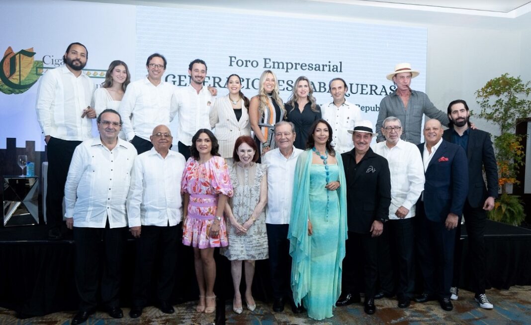Familias Tabaqueras participantes en el Foro Empresarial “Generaciones Tabaqueras”, junto a los anfitriones, Ángel García y Josefina de García