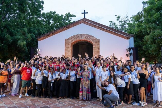 Margarita Miranda de Mitrov y Marisol Rodríguez Copello junto a los jóvenes músicos de NY y de Punta Cana.