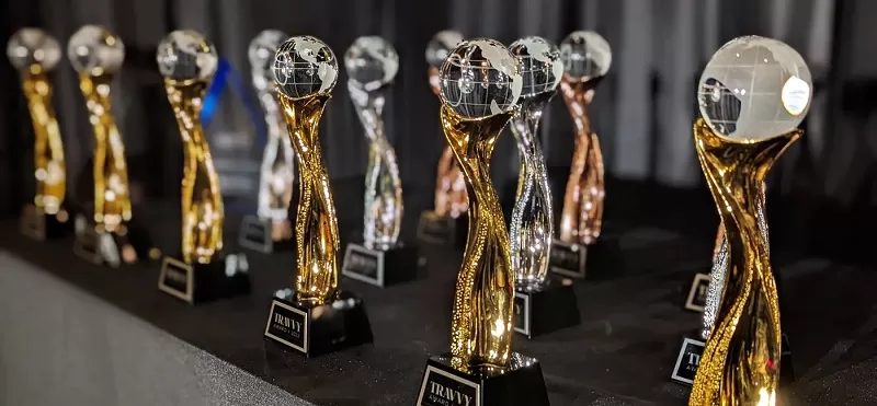 Estatuillas de los premios Travvty Awards para 2023