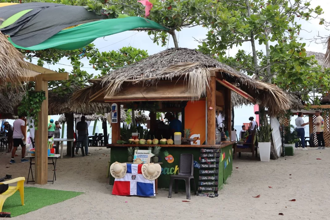 Acogedores espacios te esperan en Clarine Beach Bar & Restaurant