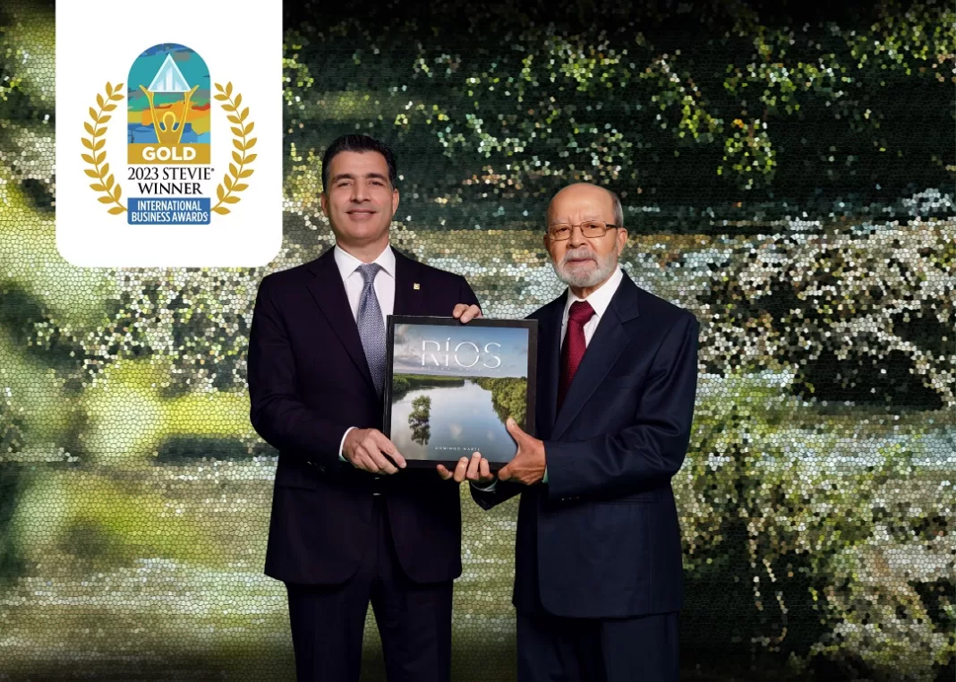 El señor Christopher Paniagua, presidente ejecutivo del Banco Popular Dominicano, hizo entrega del primer ejemplar al autor de la obra, señor Domingo Marte.