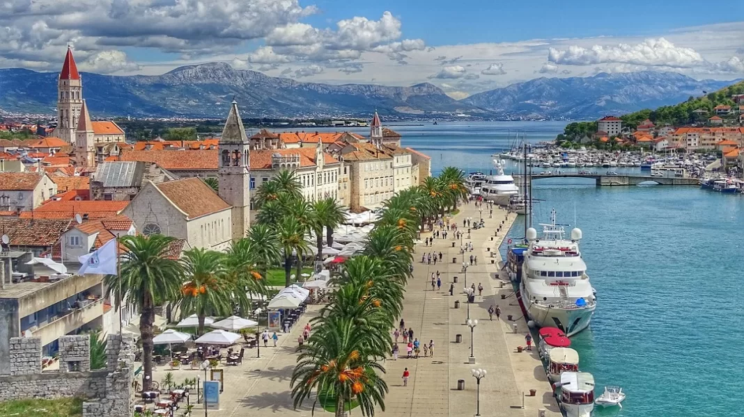 Imagen de una ciudad de turismo frente al mar