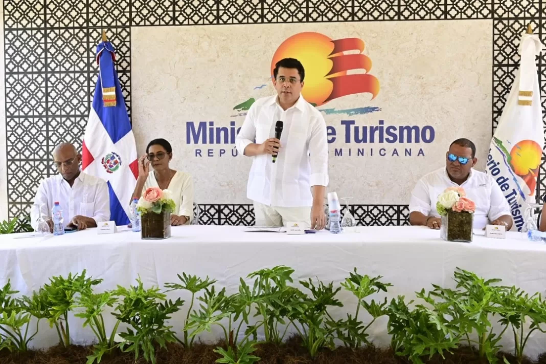 David Collado, ministro de Turismo, da detalles de las inversiones en obras que hoy iniciaron en Bayahíbe