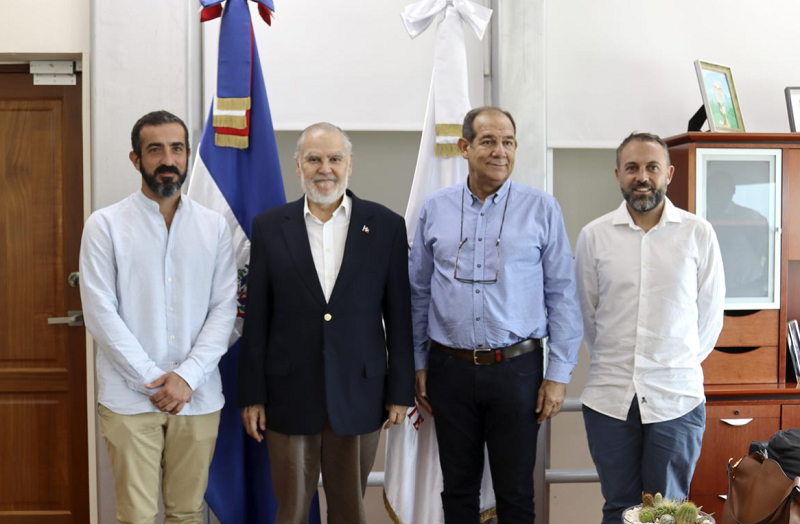 En la firma estuvieron presente Pablo del Toro, Miguel Ceara Hatton, José Ramón Reyes y Alex Matás.