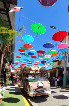 Calle central de Jarabacoa decorada con sombrillas de colores.