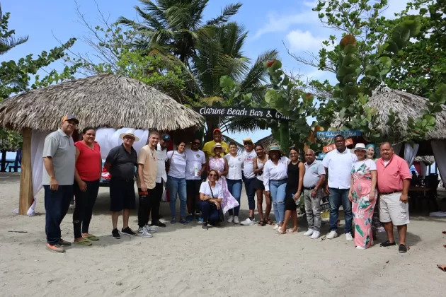 Parte de los tour operadores y comunicadores que visitaron a Clarine Beach Bar & Restaurant
