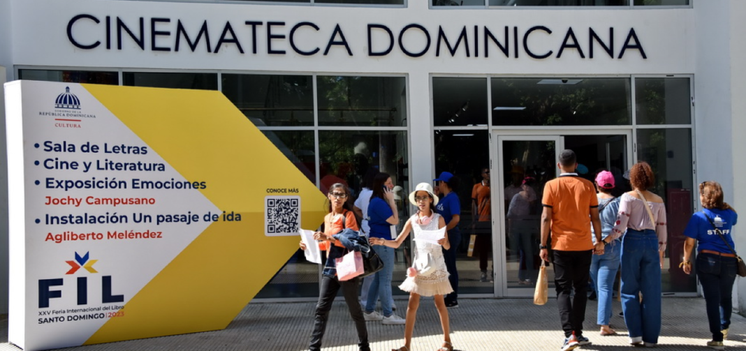 Público en la Feria del Libro FILSD 2023 frente a la Cinemateca Nacional