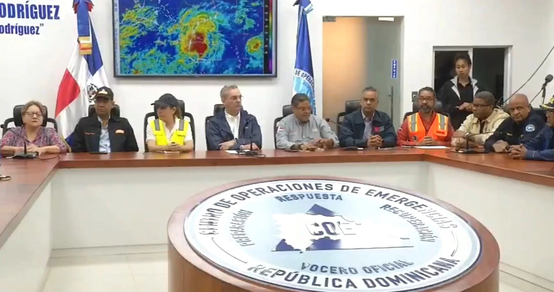 El presidente Abinader encabezó la rueda de prensa del Centro de Operaciones de Emergencias al caer la tarde de este miércoles