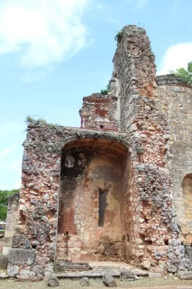 Vista del deterioro de las Ruinas de San Francisco en Santo Domingo.