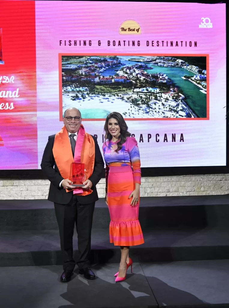 Silvano Suazo, director de la Marina de Cap Cana recibe galardón de la mano de Sarah de Moya