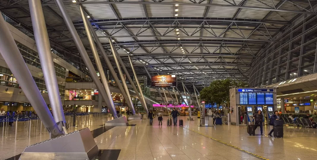 Viajeros en un aeropuerto Foto de Michael Gaida en Pixabay