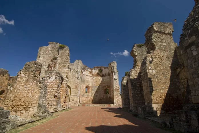 ruinas-iglesia-monasterio-san-francisco-santo-domingo Las Ruinas del Monasterio de San Francisco son los restos de un monasterio situado en la Ciudad Colonial de Santo Domingo, situadas sobre una colina con vistas al río Ozama.