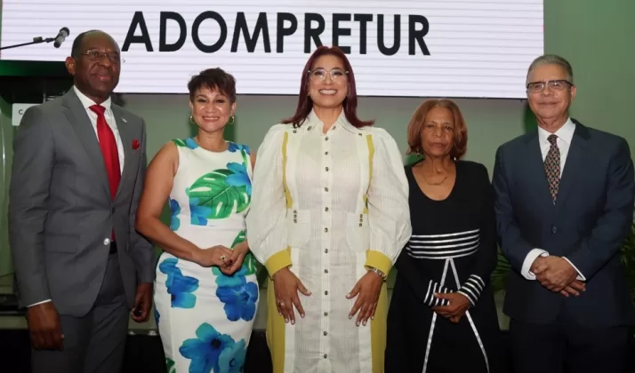 En el acto de Adompretur los señores Carlos Peguero, Esther Tejada, Yenny Polanco Lovera, Teonilda Gómez y Luis José Chávez.