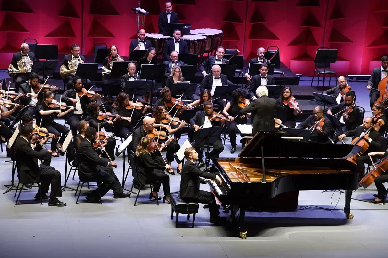 El maestro José Antonio Molina dirigió la Orquesta Sinfónica en el concierto Van Cliburn.