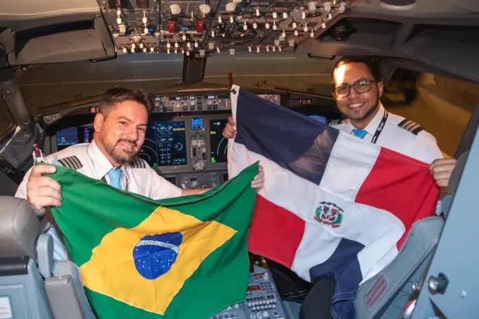 Arajet Vuelo Sao Paol Los pilotos de Arajet muestran las banderas de los dos países que entran ahora en conexión aérea directa.
