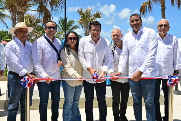 David Collado corta la cinta para inaugurar el Paseo Peatronal Turístico de Cabrera 2