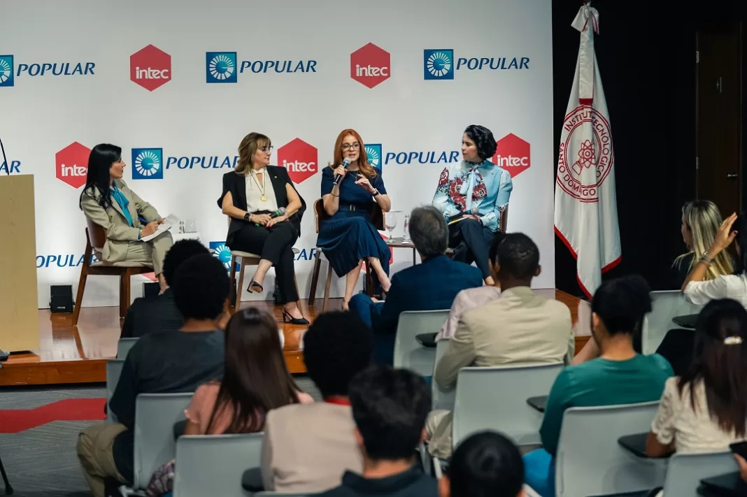 De izquierda a derecha, las señoras Mariel Bera, Antonia Antón de Hernández,