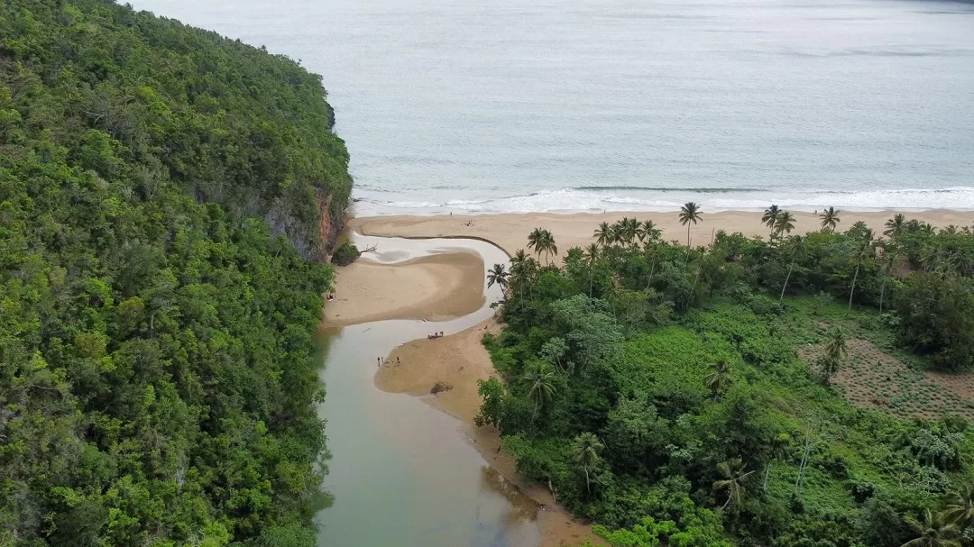 Desembocadura del río San Juan en la Playa El Valle en el Valle, Samaná, un lugar para el turismo verde.