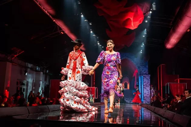 Diseñadora española Rocío Petalta al final del desfile de moda flamenca