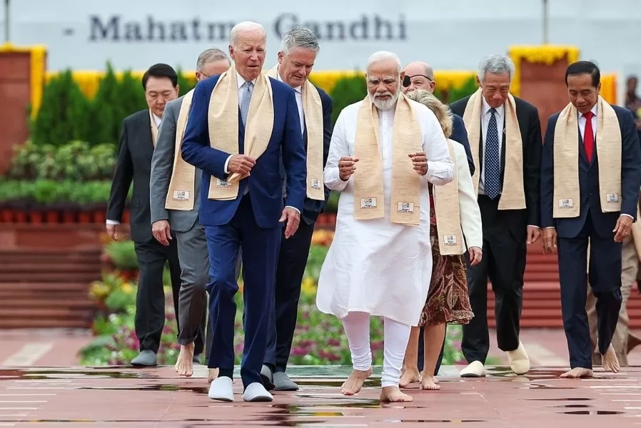 En primer plano, el primer ministro de la India, Narendra Modi, y el presidente de EE UU, Joe Biden, seguidos de otros líderes del G-20, durante una visita al memorial de Gandhi en Nueva Delhi. Foto de India Press y EFE.