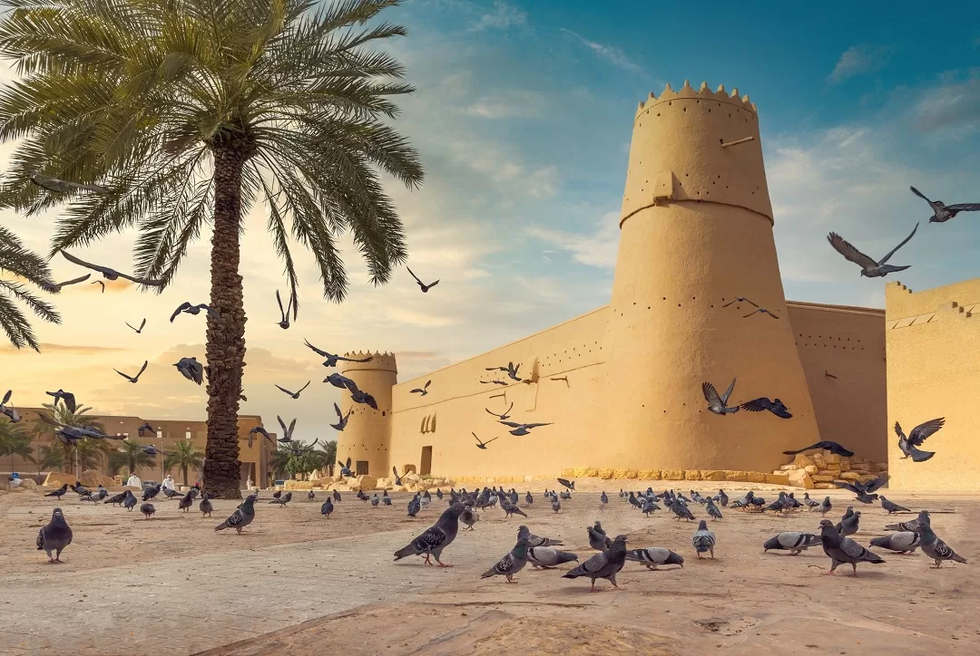 Los imponentes muros del Palacio Al-Masmak ciertamente han resistido la prueba del tiempo. Construida en el siglo XIV, esta fortaleza de poder es un símbolo de la determinación de los gobernantes sauditas del pasado.