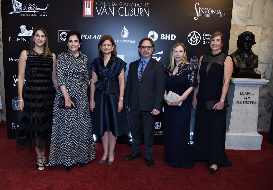 María Elena Aguayo, María Amalia León, la vicepresidente de la República, Raquel Peña; Carlos Veitia, Margarita Miranda y Marisol Copello.
