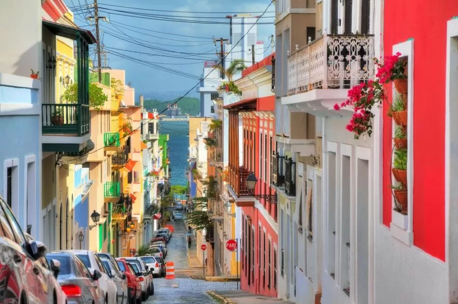 Calle de un barrio costero de Puerto Rico
