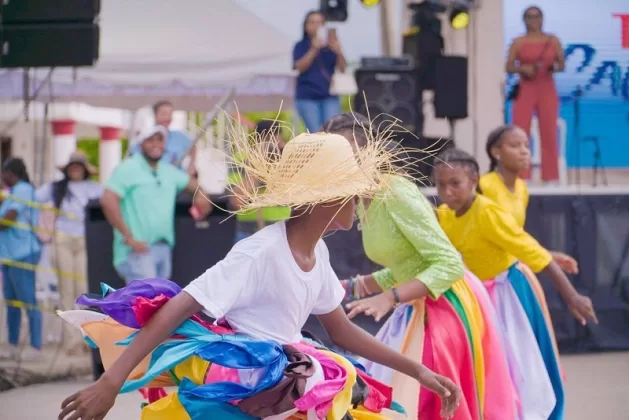La música y los bailes folclóricos de Monte Plata deleitaron a los participantes de la feria.