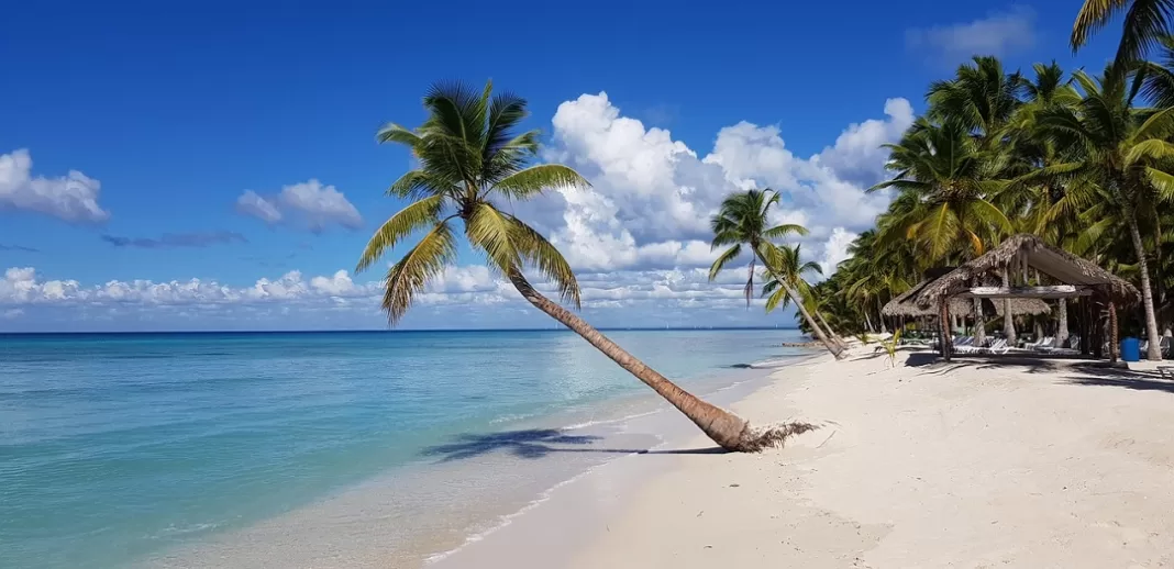 Playa soleada de República Dominicana