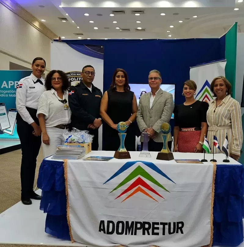 La Asociación Dominicana de Prensa Turística participa con un stnd en la muestra.