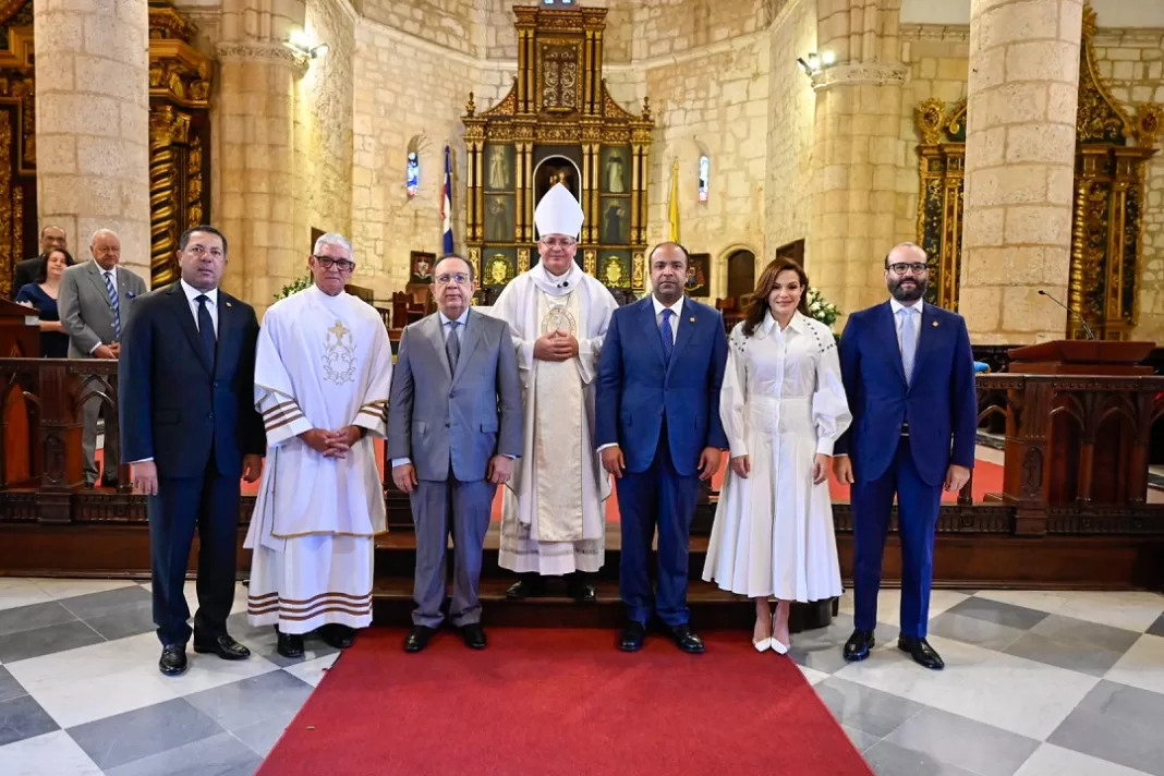 Monseñor Amable Durán, obispo auxiliar de Santo Domingo; a su izquierda, el administrador general de la entidad financiera, Samuel Pereyra, y a la derecha el gobernador del Banco Central, Héctor Valdez Albizu. Les acompañan Ysidro García, subadministrador de Negocios de Banreservas; el diácono Buenaventura López; la presidenta del Voluntariado Banreservas, Noelia García de Pereyra, y Francisco Elías, subadministrador de las empresas subsidiarias.