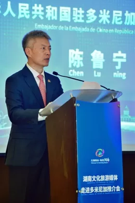 El embajador Chen Luning de la Republica Popular China.